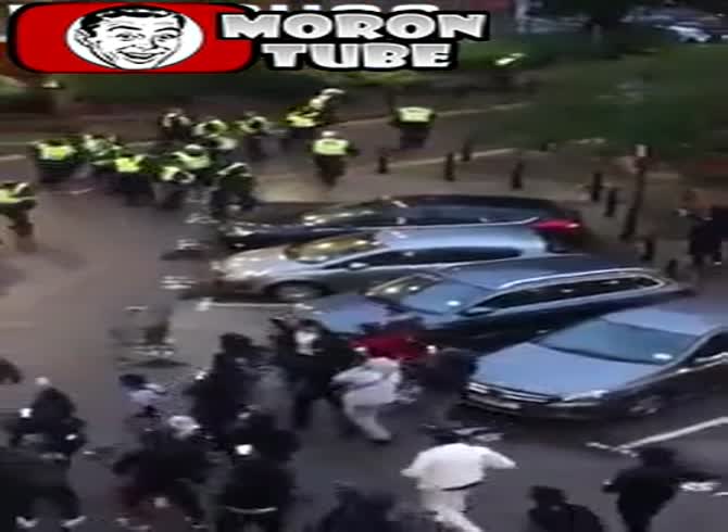 Video :Police officers are forced to leave the gathering due to stone-throwing
